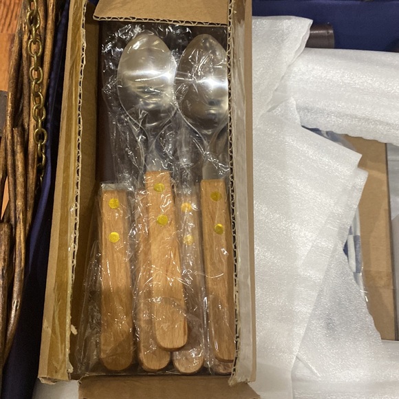 Pottery barn picnic basket - Picture 7 of 16